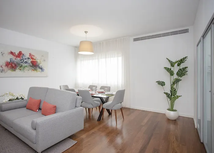 Liiiving In - Light Trendy *