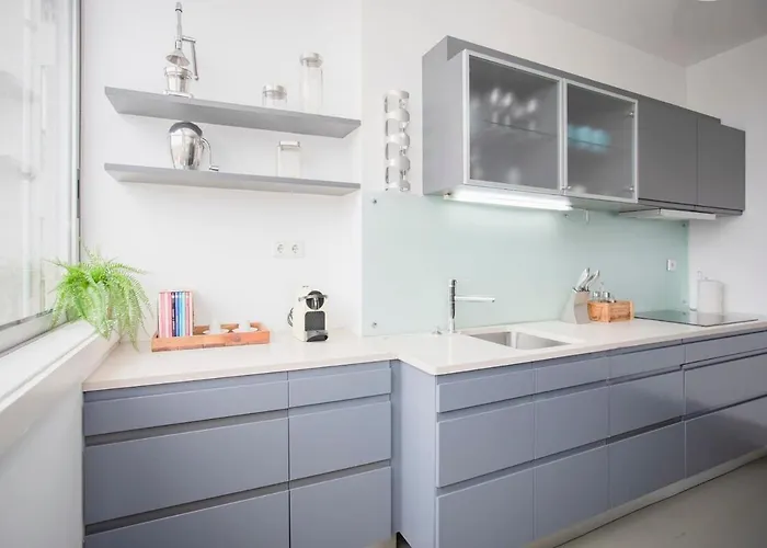 Liiiving In - Light Trendy