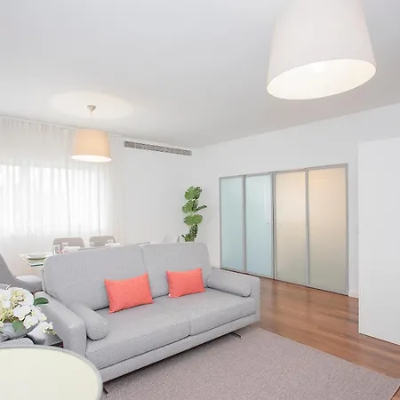 Liiiving In - Light Trendy