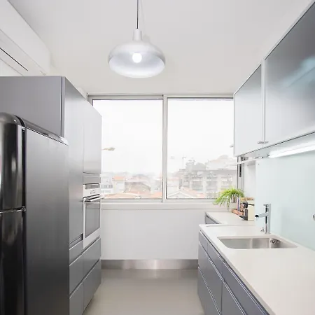 Liiiving In - Light Trendy * Oporto