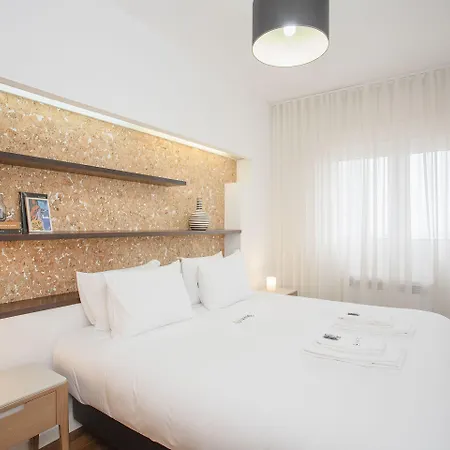 Liiiving In - Light Trendy