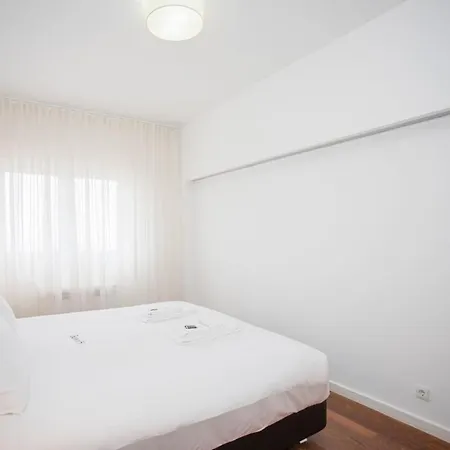 Liiiving In - Light Trendy * Oporto