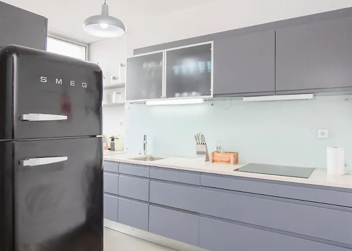 Liiiving In - Light Trendy