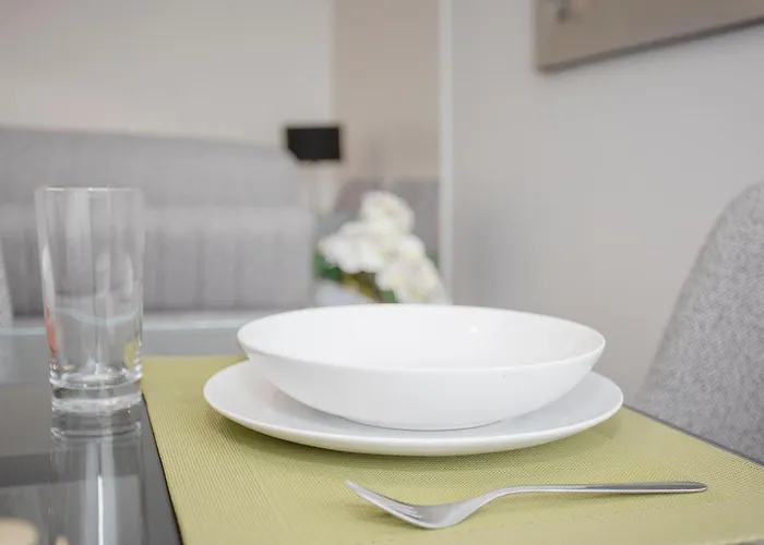 Liiiving In - Light Trendy