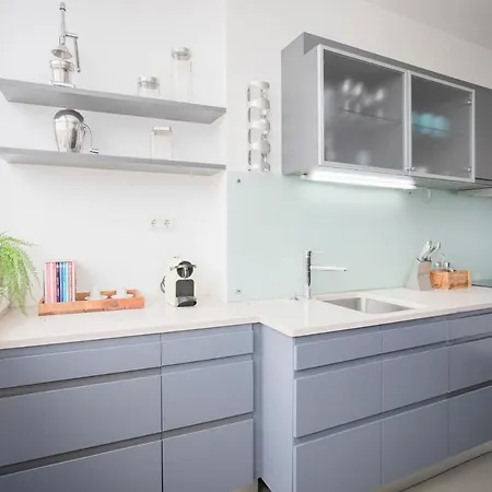 Liiiving In - Light Trendy