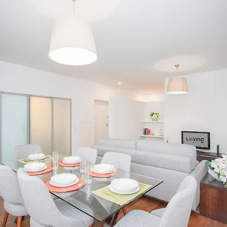 Liiiving In - Light Trendy 포르투