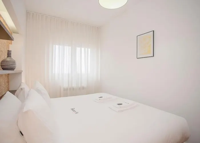 Liiiving In - Light Trendy 포르투